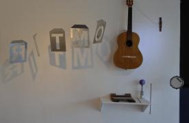 Ritmo, 2017 - letras de zinco, xilofone, maraca, violão - Exposição Orquestra Fantasia Vol.1- Museu Murillo La Greca